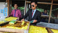 Gaya Para Pembuat Tahu Memakai Setelan Jas Berdasi Bak Pekerja Kantoran