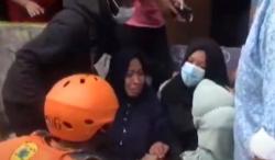 Video Keluarga Histeris saat Evakuasi Bocah Tenggelam di Kali Anak Pesanggrahan Jakbar