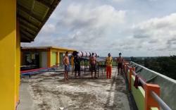 Telanjang Dada, Pasien Covid-19 Berjemur di Atap RSUD Sultan Imanuddin 