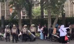 Video Polisi Imbau Puluhan Pengunjuk Rasa untuk Bubarkan Diri