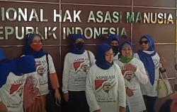 Video Emak-Emak Berkaus Habib Rizieq Datangi Komnas HAM