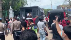 Polisi Fasilitasi Massa Aksi 1812 Rapid Test, Hasil Reaktif Dibawa ke Wisma Atlet