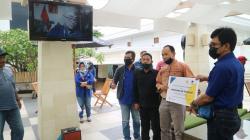 Salurkan Bantuan Kelembagaan di Bandung, M Farhan: Jangan untuk Menyicil Motor<