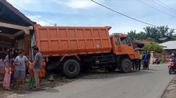 Tak Kuat Menanjak, Truk Jalan Mundur Tabrak Motor dan Rumah Warga di Pematangsiantar