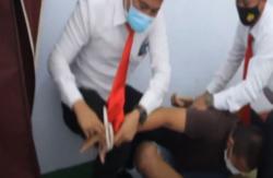 Detik-Detik Penggerebekan Penjual Obat Berbahaya di Bondowoso