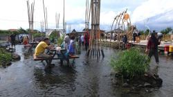 Sensasi Makan Bersama di Tengah Aliran Air