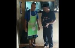 Video Viral Kades Purnawirawan TNI Bayar Nasi Goreng Pakai Sepatu