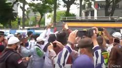 Video Polisi Fasilitasi Massa Aksi 1812 Rapid Test, Hasil Reaktif Dibawa ke Wisma Atlet