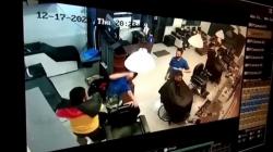 Viral, Tukang Cukur Dipukuli Customer di Barbershop Bandung<