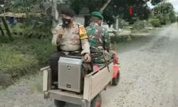 Video Aksi Unik Sosialisasi Prokes, 2 Aparat Ini Modifikasi Mesin Bajak Sawah