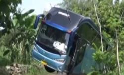 Video Bus Terperosok ke Sawah akibat Andalkan Google Maps di Gunungkidul 