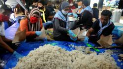 Dapur Umum Ini Salurkan 14.300 Nasi Bungkus untuk Korban Banjir Pamekasan
