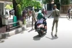 Video Petugas Gelar Razia Protokol Kesehatan di Gambir Jakarta Pusat