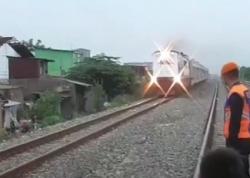 Video Bocah 3 Tahun Tewas Tertabrak Kereta saat Main Layangan di Medan