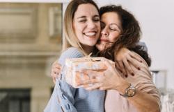 10 Ide Kado untuk Hari Ibu yang Murah Tapi Berkesan, Nomor 2 Bikin Tersenyum Bahagia!
