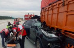 Kronologi 2 Tewas Fortuner Tabrak Tronton di Tol Terpeka Lampung, Mobil Pecah Ban
