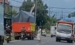 Video Viral Pria Bergamis Salat di Tengah Jalan Raya Jember-Banyuwangi, Pelaku Hilang Tanpa Jejak