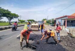 Cuaca Buruk Hambat Perbaikan Jalan Berlubang di Jalur Pantura Losari 