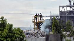 Pabrik Bahan Baku Kertas Kebakaran di Cikarang