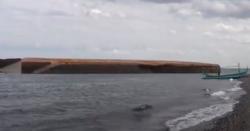 Ribuan Ton Klinker Tumpah di Selat Bali akibat Kapal Tongkang Terbalik