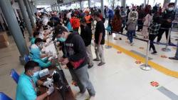 Ribuan Calon Penumpang Kereta Rapid Test Antigen di Stasiun Senen