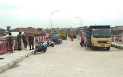 Uji Beban, 24 Truk Pasir Parkir di Atas Jembatan Musi VI Palembang<