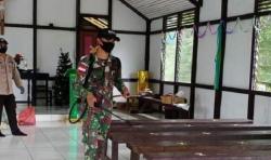  Jelang Natal, TNI Semprot Disinfektan di Gereja Wilayah Perbatasan 