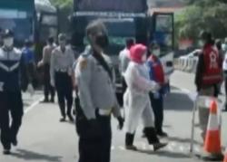 Video Wisatawan Masuk ke Bandung Wajib Bawa Hasil Rapid Test Antigen<