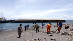 Kapal Tongkang Bermuatan 7.500 Ton Klinker Terbalik di Selat Bali