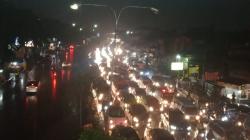Banjir Mulai Surut, Ratusan Kendaraan Terjebak Kemacetan di Pasteur<
