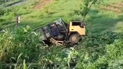 Hilang Kendali di Jalan Menurun Nagreg, Truk Pasir Masuk Jurang di Cicalengka<