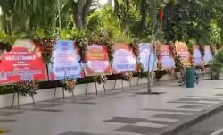 Video Warga Surabaya Kirim Ratusan Karangan Bunga Ucapan Selamat untuk Mensos Risma