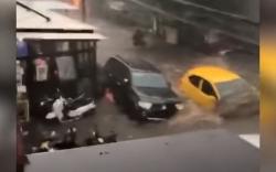 Video Sejumlah Kendaraan Terseret Banjir di Bandung