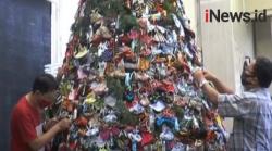 Video Pohon Natal Unik Berhiaskan Masker dan Hand Sanitizer di Surabaya