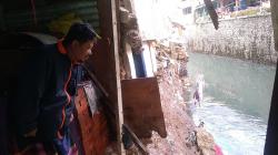 Tinjau Rumah Ambruk di Cibadak, Oded:  Pemkot Bandung Akan Relokasi yang Rusak Parah<