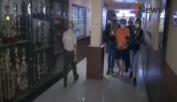 Video Polisi Tangkap Satpam Pelaku Penganiayaan Dokter di Palmerah
