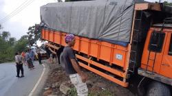 Jalan Licin, Truk Muatan Roti Tujuan Ponorogo Nyaris Masuk Jurang di Gentong Tasikmalaya<