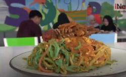 Nikmatnya Mie Lobster Pelangi, Dihiasi 3 Warna Alami Buah dan Sayur