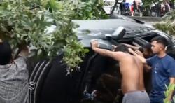 Video Minibus Berisi Satu Keluarga Terjun ke Pekarangan Rumah di Tapanuli Tengah