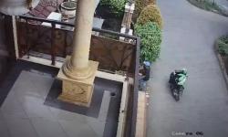 Rekaman CCTV Rumah Mewah di Tangerang Dirampok Siang Hari