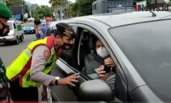 Video Wisatawan Menuju Puncak Bogor Dihentikan untuk Rapid Test Antigen Massal