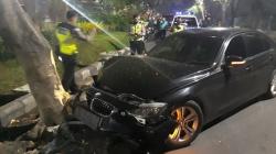 Sedan BMW Ringsek usai Tabrak Pohon di Surabaya, Pengemudi Dievakuasi ke Rumah Sakit