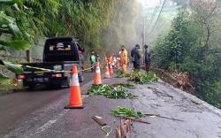 Tebing di Atas Curug Pelangi Longsor, Jalur Cimahi-Lembang Terancam Putus<