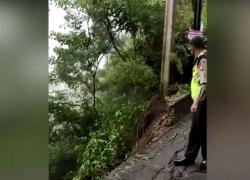 Video Tebing di Atas Curug Pelangi Longsor, Jalur Cimahi-Lembang Terancam Putus<