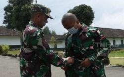 Inspiratif dan Mengharukan, Kuli Bangunan Ini Berhasil Wujudkan Mimpi Jadi Prajurit TNI AD