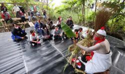 Cegah Covid-19, Seniman Surabaya Ini Ajak Anak-Anak Bermain dan Belajar Wayang Suket 