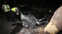 Mobil Sedan BMW Ringsek Tabrak Pohon di Surabaya