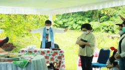 Wali Kota Manado  Gelar Ibadah Natal Kedua Bersama Keluarga di Kebun 