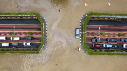 10 Foto Peristiwa Tahun 2020, Nomor 3 Pos Polisi Dibakar Massa