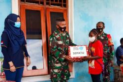 TNI dan Relawan Pendidikan Bagikan Bingkisan Natal ke Anak-Anak Papua